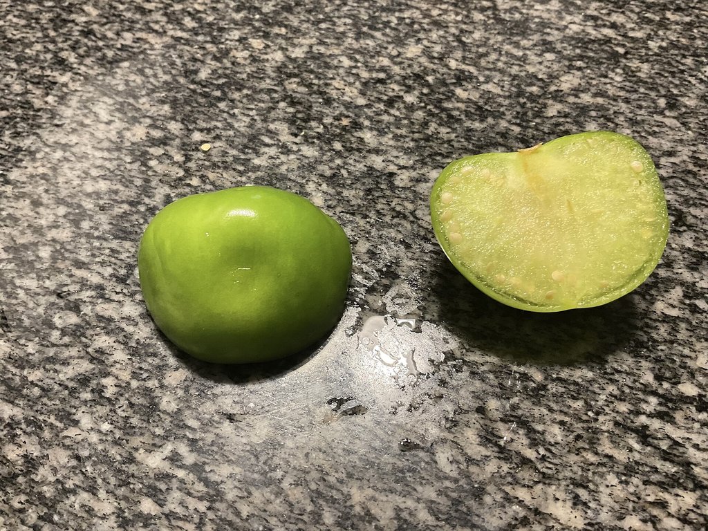 tomatillo verde intero e tagliato